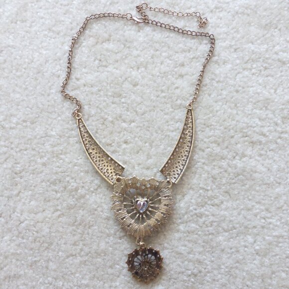 Gold and green heart statement necklace - Picture 4 of 7